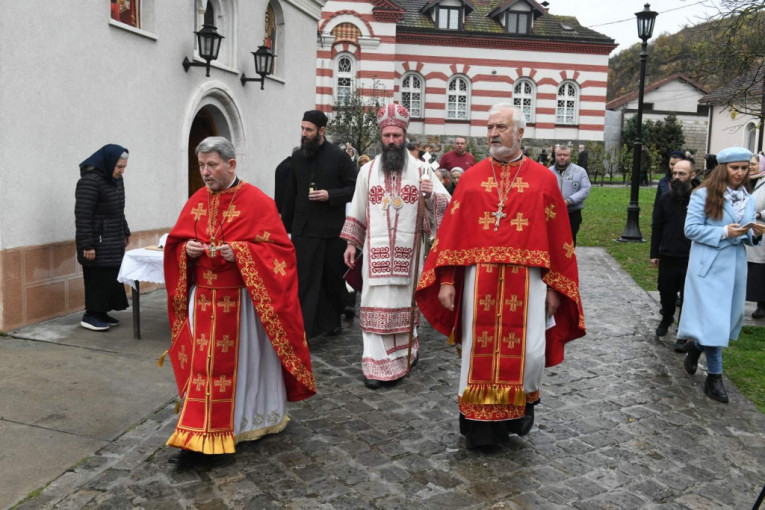 Vladika Ilarion sa sveštenstvom