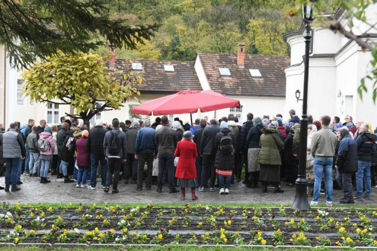 Verujuć narod na grobu patrijarha Pavla
