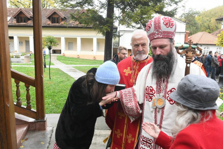 Vernici celivaju ruku vladike