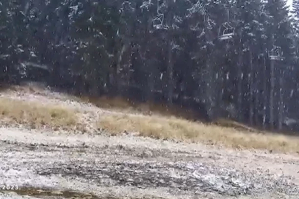 HOĆEMO LI USKORO NA SKIJANJE NA KOPAONIK? Pao sneg na omiljenoj srpskoj planini - stvara se i beli pokrivač! (FOTO, VIDEO)