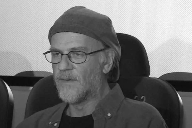 POGLEDAJTE KAKO LAUŠ RECITUJE PESMU SVOG OMILJENOG PESNIKA: Petar Božović ga je pomenuo u svom oproštajnom govoru (VIDEO)