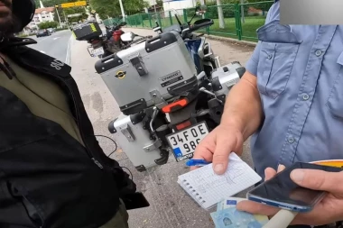 ENGLESKI NE RAZUME ALI JEZIK KORUPCIJE MU JE MATERNJI! Motoristi snimili POLICAJCA KAKO UZIMA MITO: Bio je to prvi put! (VIDEO)