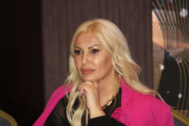 HITNO OPERISANA ELMA SINANOVIĆ: Pevačica sve držala u strogoj tajnosti, evo u kakvom je sada stanju!