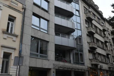 KAKAV GEST! Stanovnici jedne zgrade na Karaburmi priredili IZNENAĐENJE ZA MALIŠANE: Evo kako su stariji najmlađima ulepšali Novu godinu!