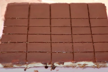 ČOKOLADNA ROZEN TORTA: Savršeno zadovoljstvo za sva čula - tražićete parče više! (FOTO)