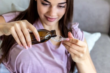 PRE SPAVANJA OBAVEZNO UZMITE KAŠIKU JABUKOVOG SIRĆETA: Evo zašto to morate učiniti već večeras - ovo je SPAS koji treba organizmu!