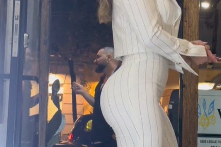 Devojka u belom kompletu