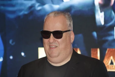 SRAMNI KOMENTARI NA RAČUN DEJANA MATIĆA! Pevač bodrio orlove na tribinama, na Tviteru ga ismevaju! (FOTO)