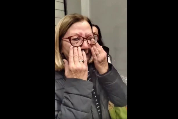 ANĐA JE OTIŠLA U PENZIJU NAKON 40 GODINA RADA, A ONDA JE SAČEKALO OVO... Kolege priredile nesvakidašnju scenu, sve vreme je plakala! (VIDEO)