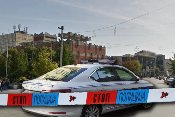 UŽAS USRED NOĆI U USTANIČKOJ! Pijan se zaleteo u mladiće, pa ih nosio na haubi, a onda je uzeo PIŠTOLJ!