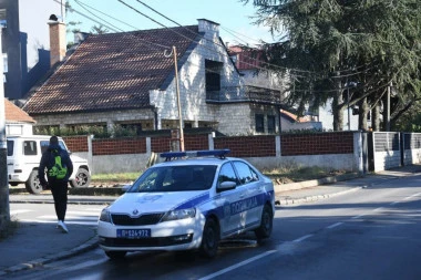 "BOMBA MI JE ISPRED VRATA": Ćerka Dragoslava Kosmajca obavestila policiju o jezivoj napravi koju je pronašla! (FOTO+VIDEO)