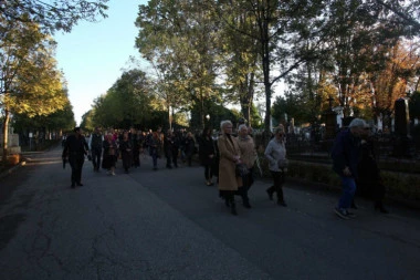 SINA NEMA NA SAHRANI, TREĆA ŽENA NIJE HTELA NI DA JOJ SE IME MEĐU OŽALOŠĆENE STAVI! Porodične razmirice vidljive i na dan sahrane Jovana Marića!