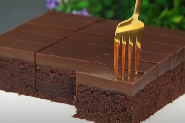 ČOKOLADNA TORTA ZBOG KOJE BI I DIJETU PREKRŠILI: Sprema se u jednoj posudi, preliv je NEŠTO POSEBNO (FOTO)