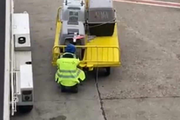 SCENA KOJA JE RASPLAKALA PUTNIKE NA AERODROMU "NIKOLA TESLA"! Pogledajte šta je uradio momak koji radi na utovaru! (VIDEO)