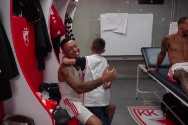 SNIMAK IZ SVLAČIONICE ZVEZDE MERIDIANBET OBIŠAO EVROPU! Mališan ODUŠEVLJEN prijemom crveno-belih! Upoznao idole, družio se sa igračima... (VIDEO)