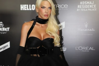 NIKAD VIĐENA KARLEUŠINA USPOMENA SA OCEM I MAJKOM: Otvorila porodični album, pevačicine emotivne reči SLAMAJU NAJTVRĐA SRCA! (FOTO)