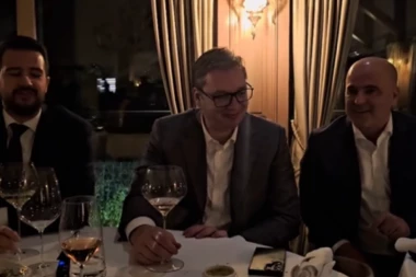 VUČIĆ ZAPEVAO U KAFANI: Prijateljstvo Crne Gore, Severne Makedonije i Srbije živeće večno (VIDEO)