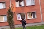 ZA NADICU JEDNU SERENADICU! Ovo je nešto najlepše što ćete danas videti - mladić zapevao devojci pod prozorom studentskog doma u Novom Sadu! (VIDEO)