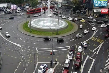 HAOS NA SLAVIJI! Pukla žica za tramvaje, vozila ni makac - gužve i u okolnim ulicama! (FOTO)