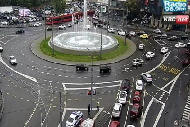 HAOS NA SLAVIJI! Pukla žica za tramvaje, vozila ni makac - gužve i u okolnim ulicama! (FOTO)