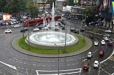 BACALI KESICE KROZ PROZOR AUTOMOBILA: Filmsko hapšenje na Slaviji zbog droge