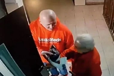 KRAĐA ISPRED LIFTA: Pogledajte kako je stariji muškarac zapričao staricu, pa joj je UZEO NOVČANIK i otišao napolje