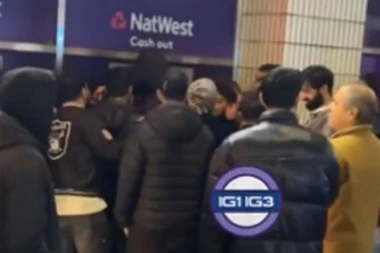 BANKOMAT DELIO BESPLATAN NOVAC! Oduševljeni prolaznici pokupili i poslednju novčanicu! (VIDEO)