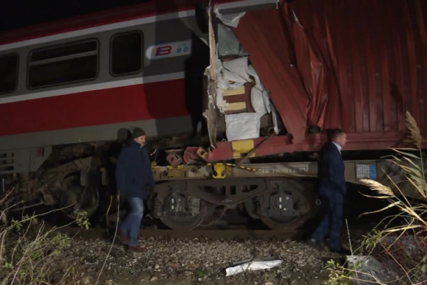 ZAPOSLENI INFRASTRUKTURE ŽELEZNICE SRBIJE USMENO PRIZNAO PROPUST U RADU: Mašinovođa je, nakon uočavanja prepreke sproveo kočenje, izašao iz kabine i dodatno sprečio teže posledice