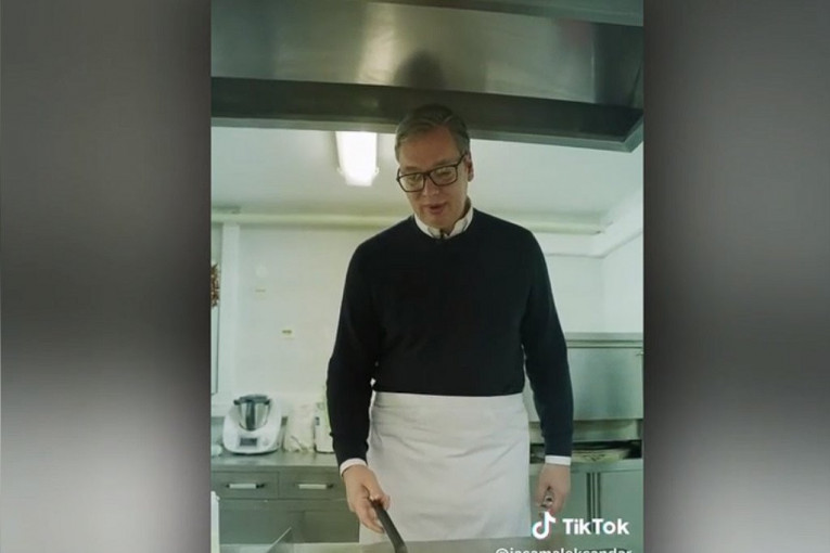 Aleksandar Vučić pravi palačinke
