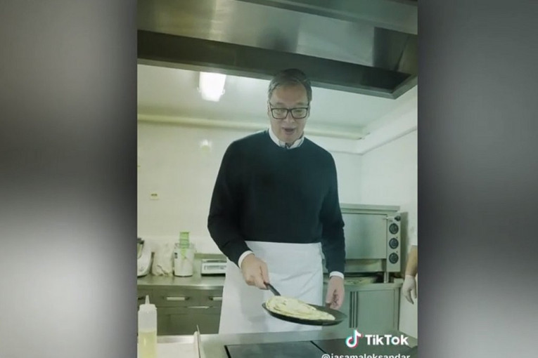 Aleksandar Vučić pravi palačinke