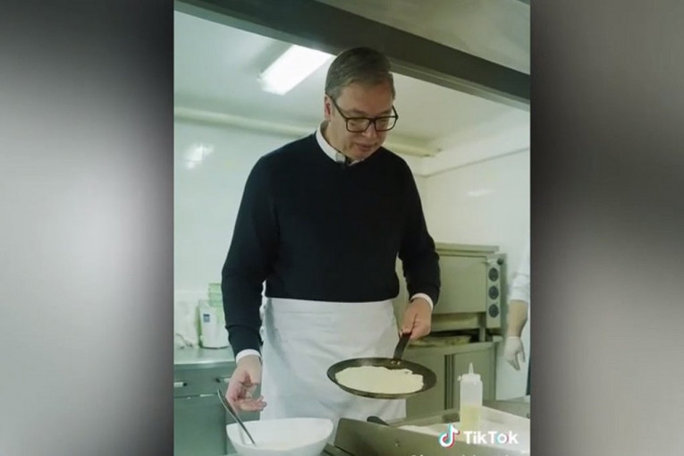 Aleksandar Vučić pravi palačinke