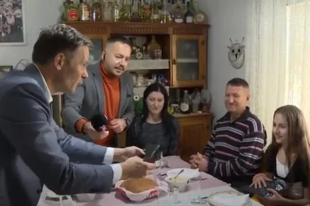 SINIŠA MALI OBIŠAO DOBITNIKE STANA NA NOVOM BEOGRADU: Uručio poklone porodici iz Obrenovca (FOTO)