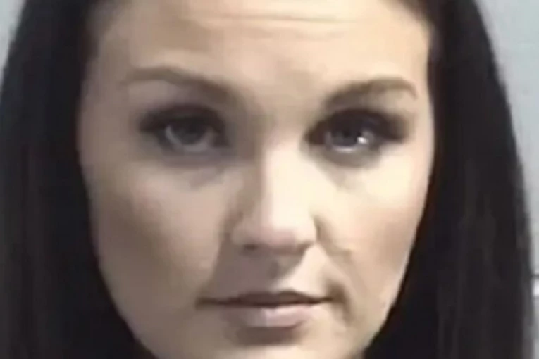 PRVO MU SLALA VRELE SLIKE, A ONDA GA JE ODVELA U KREVET: Profesorka i majka dvoje male dece uhapšena zbog perverzija sa đakom