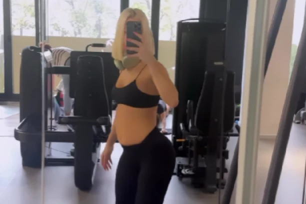 ISPLIVALA TRUDNIČKA SLIKA MLADE PEVAČICE: Javnost u šoku, nema ni 20 godina! (FOTO)