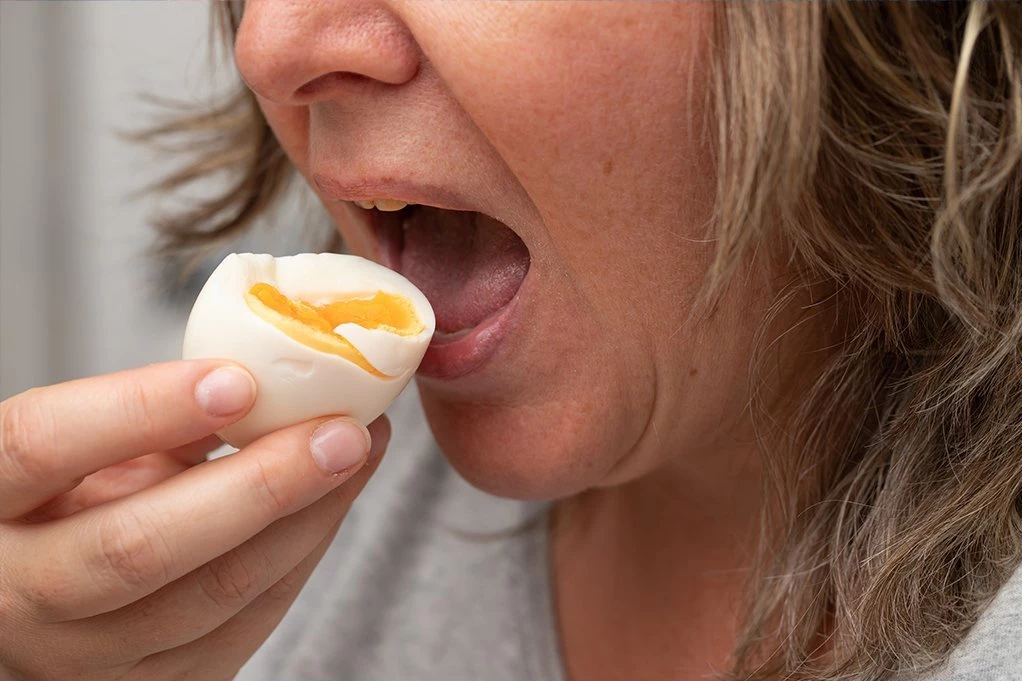 TRIK KOJI SVAKA DOMAĆICA MORA DA ZNA: Na OVAJ način proverite da li su se jaja pokvarila u frižideru!