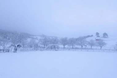 OVA SRPSKA SELA SU OKOVANA SNEGOM! Vozačima izdato hitno UPOZORENJE. bez OVOGA se ne kreće na put!