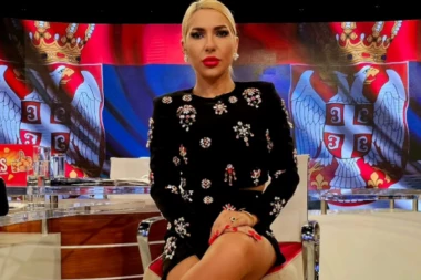 ŠTA KRIJE JOVANA JEREMIĆ ISPOD STOLA? Ovaj kadar niste videli UŽIVO u programu, voditeljka raskrinkana totalno!