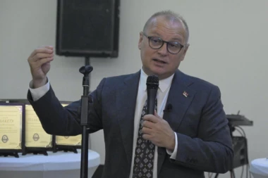 VESIĆ: Narod će odlučiti ko će voditi Srbiju, ne ambasadori i tajkuni