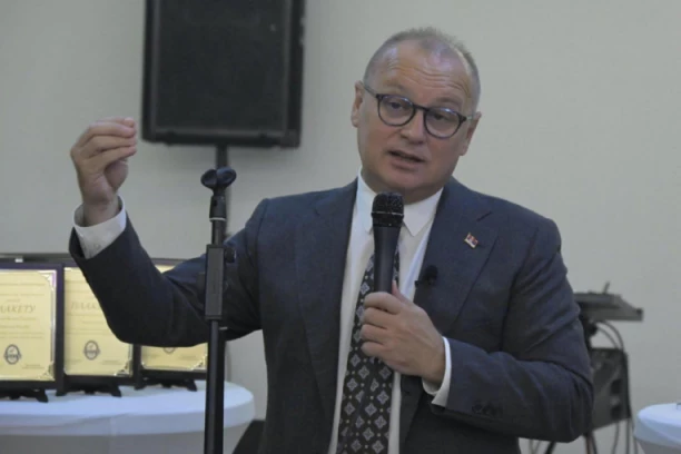 VESIĆ: Narod će odlučiti ko će voditi Srbiju, ne ambasadori i tajkuni