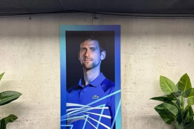 NAJLEPŠI PAR BODRI NOVAKA U TORINU! Poznata fudbalska zvezda sa svojom lepšom polovinom (FOTO)