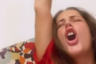 ONA JE NAJVEĆI NAVIJAČ NOVAKA ĐOKOVIĆA U SVETU TENISA! Pogledajte kako slavi Andrea Prisakariju Noletov prvi SET (VIDEO)