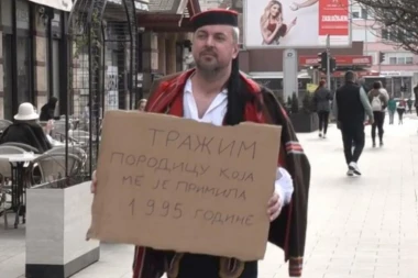 POTRESNA PRIČA O DEČAKU IZBEGLICI! Gajo iz Knina je stajao na TRGU sa tablom, a onda se desilo ČUDO (VIDEO)