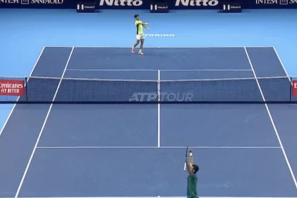 POGLEDAJTE TRENUTAK KAD JE ALKARAZ POLUDEO ZBOG NOLETA! Bacio reket posle ovog poena (VIDEO)