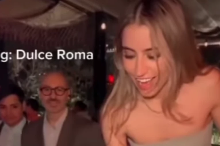 ZABAVLJALA SE NA ROĐENDANU, A KADA JE STIGLA TORTA SVI SU ZANEMELI: Devojka je uzela nož i krenula da je probada, "krv" se slivala na sve strane (VIDEO)