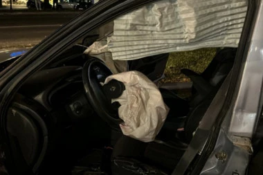 IZGUBIO KONTROLU NA AUTOM I ZAKUCAO SE U TRAFO-STANICU: Saobraćajka u Sjenici - vozač teško povređen!