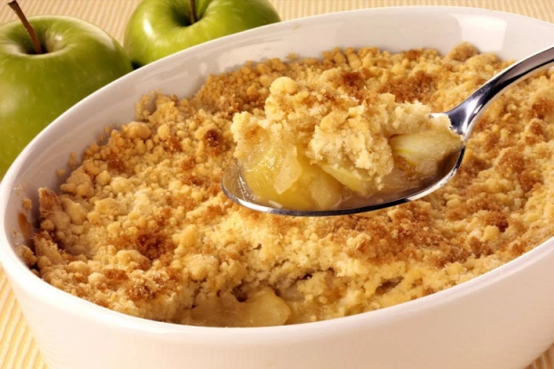 PITE I SAVIJAČE NE MOGU DA PRIĐU OVOM SAVRŠENOM SLATKIŠU: Krambl sa jabukama - mekano i presočno