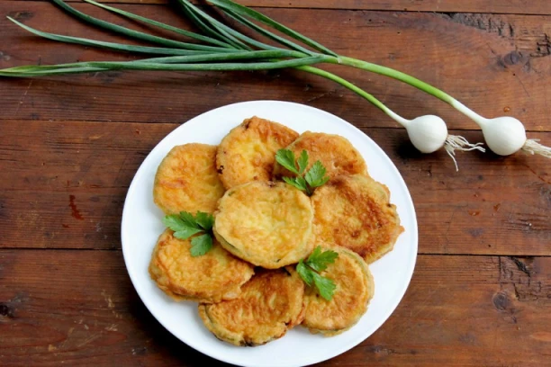 AKO U SMESU ZA POHOVANJE DODATE JEDAN SASTOJAK NEĆE BITI GNJECAVA I RETKA: Tikvice će biti sočne, a meso za poželeti