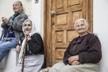 AKO VAM OVO POKLONE, ZNAJTE DA VAM ŽELE ZLO: Takva energija može da vam naruši sve u ŽIVOTU i dovede do RAZVODA!