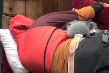 SMUVALI SE ANELI I JANJUŠ: Jedno drugom priznali osećanja i dohvatili se pred svima - PLJUŠTE STRASTVENI POLJUPCI!