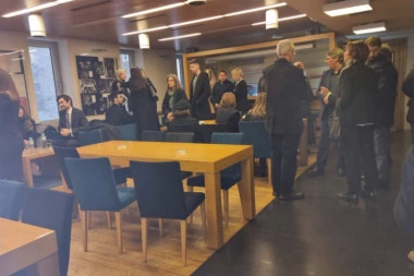 LAUŠEVIĆEVA PORODICA NEMA OD BOLA: Anita vidno utučena stigla na poslednji ispraćaj svom voljenom mužu! (FOTO)